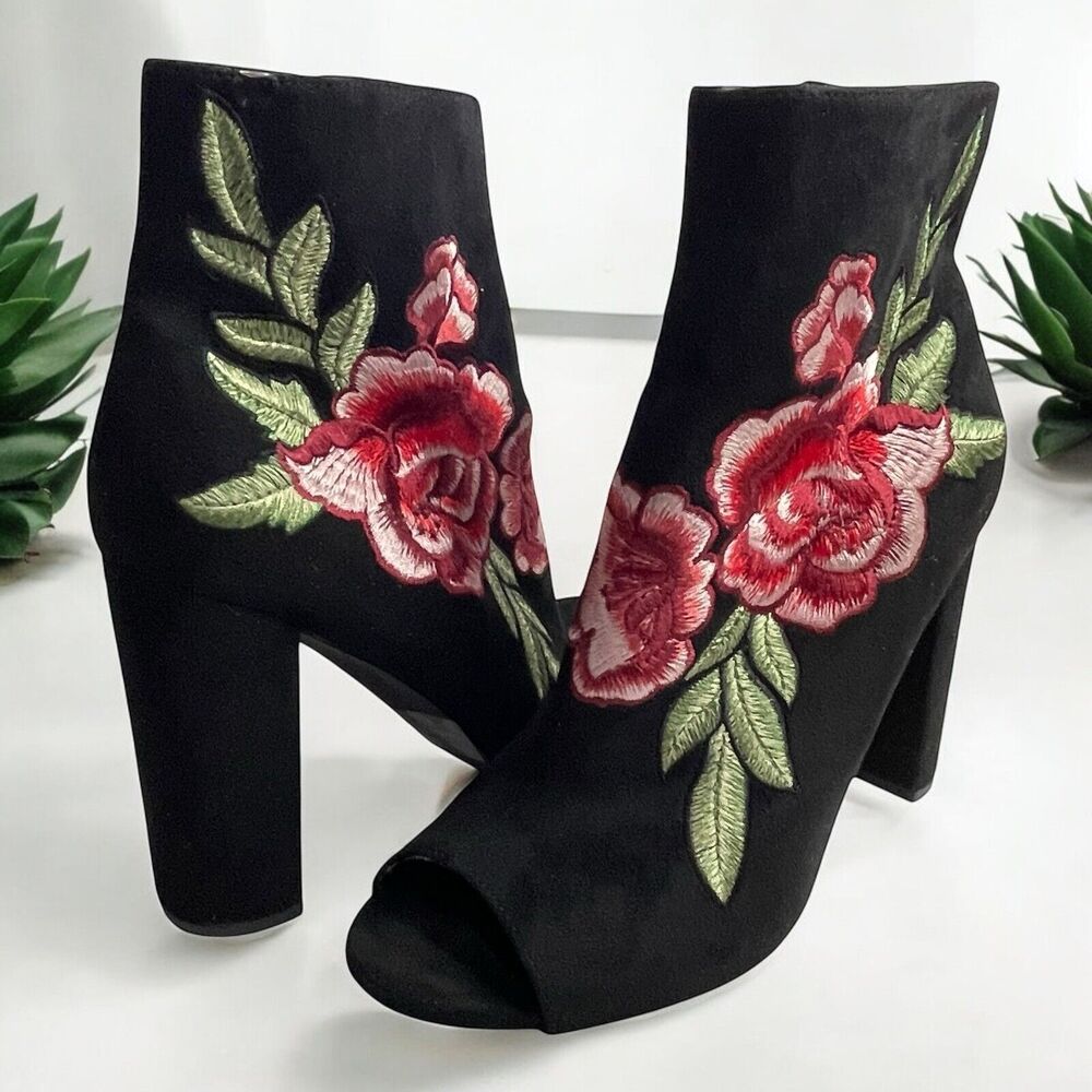 Wild Diva Black Faux Suede Rose Embroidered Ankle Bootie Heels – Women’s Size 9